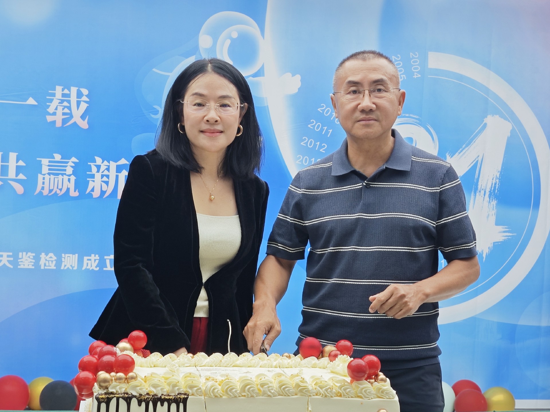 1762496578177053.jpg 切蛋糕.jpg